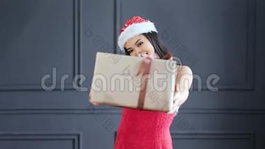 圣诞节期间，可爱的女圣诞老人在演播室中镜头下赠送了大礼盒